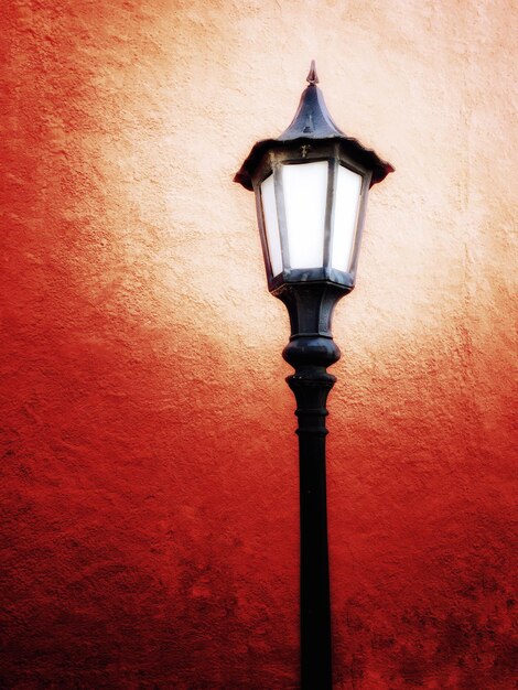 Foto vista de ángulo bajo de la luz de la calle iluminada