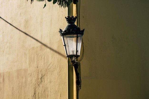 Foto vista de ángulo bajo de la luz de la calle montada en la pared