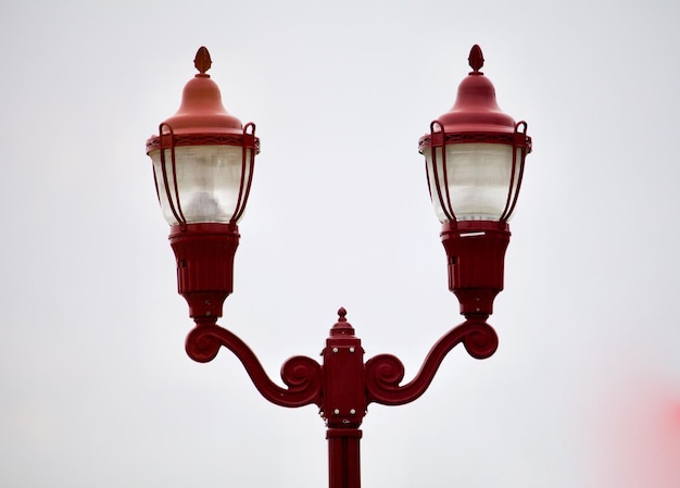 Vista de ángulo bajo de la luz de la calle roja contra el cielo