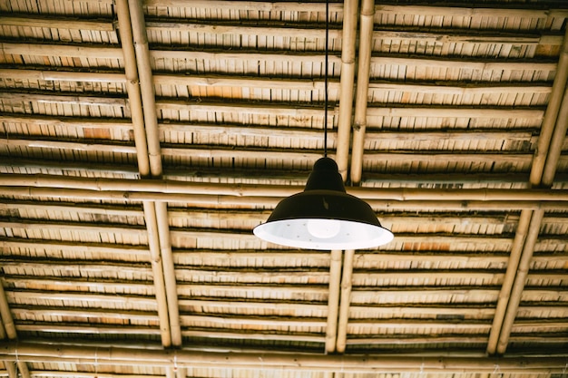 Foto vista de ángulo bajo de una luz colgante iluminada colgada en el techo