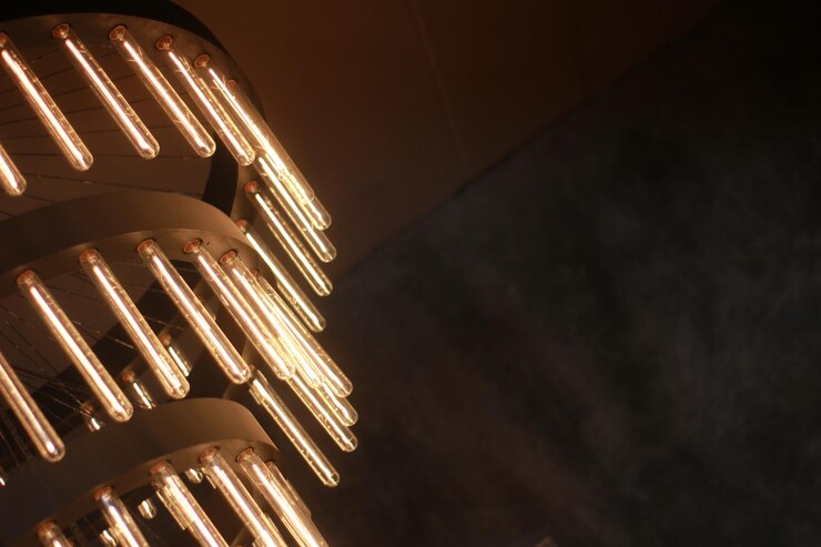 Foto vista de ángulo bajo de una luz colgante iluminada colgada del techo