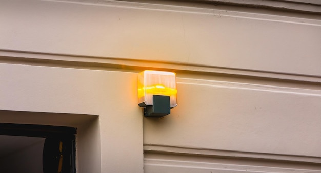 Vista en bajo ángulo de la luz iluminada contra el edificio