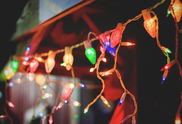 Vista de ángulo bajo de la luz de Navidad iluminada por la noche