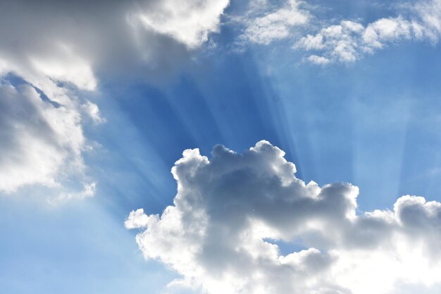 Foto vista en bajo ángulo de la luz solar que fluye a través de las nubes