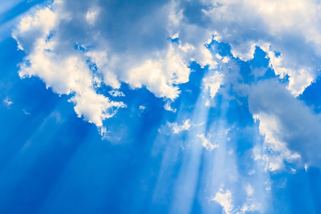 Foto vista en bajo ángulo de la luz solar que fluye a través de las nubes