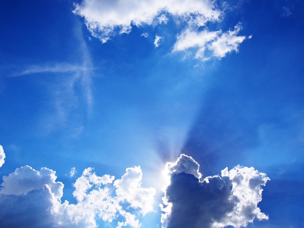 Foto vista de bajo ángulo de la luz solar que fluye a través de las nubes
