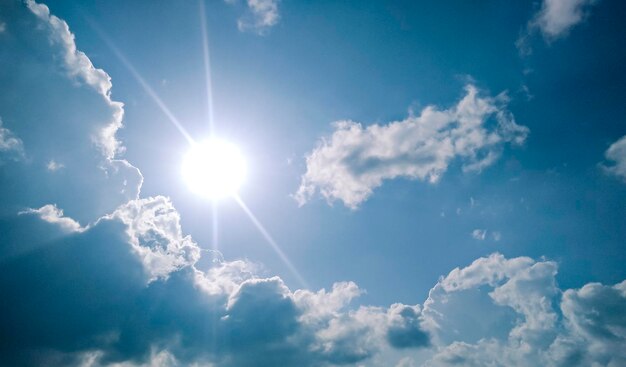 Foto vista de bajo ángulo de la luz solar que fluye a través de las nubes