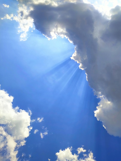 Foto vista en bajo ángulo de la luz solar que fluye a través de las nubes
