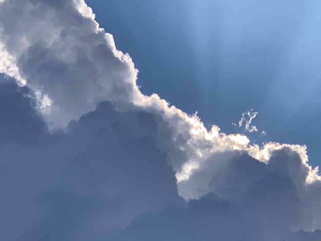 Foto vista en bajo ángulo de la luz solar que fluye a través de las nubes