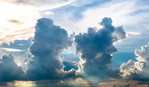 Vista de bajo ángulo de la luz solar que fluye a través de las nubes