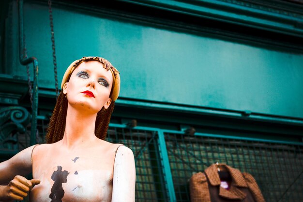 Foto vista de ángulo bajo del maniquí en el mercado callejero