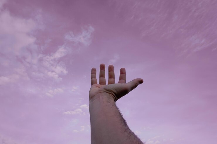 Foto vista de ángulo bajo de la mano contra el cielo