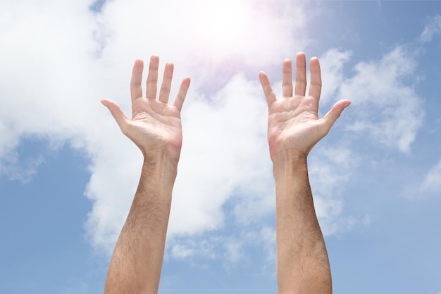 Foto vista de ángulo bajo de la mano humana contra el cielo