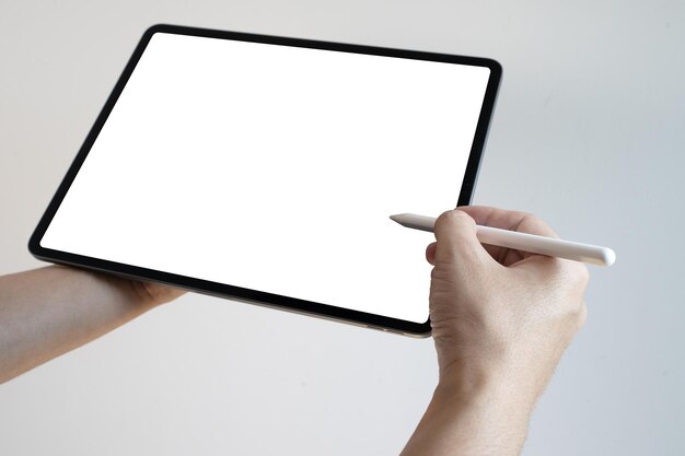 Vista de bajo ángulo de la mano que sostiene el teléfono inteligente contra un fondo blanco