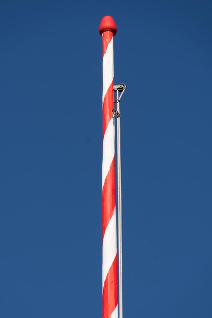 Vista de ángulo bajo del mástil de la bandera contra un cielo azul claro