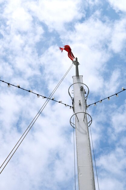 Foto vista en bajo ángulo de un mástil con una bandera