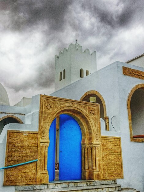 Foto vista de bajo ángulo de la mezquita contra un cielo nublado