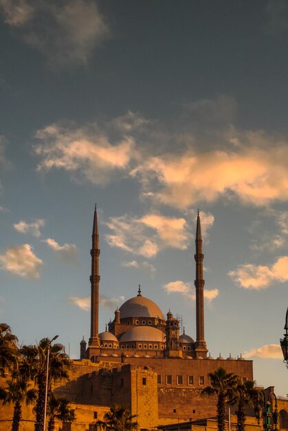 Foto vista de bajo ángulo de la mezquita contra el cielo durante la puesta de sol