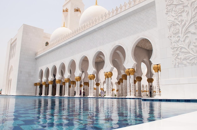 Vista de bajo ángulo de la mezquita del jeque Zayed por el estanque