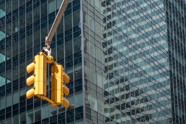 Foto vista de bajo ángulo de un moderno edificio de vidrio en la ciudad