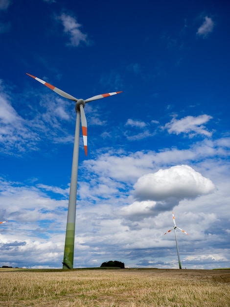 Foto vista de ángulo bajo del molino de viento en el campo contra el cielo