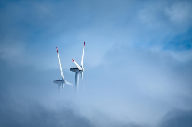 Vista de bajo ángulo del molino de viento contra un cielo nublado