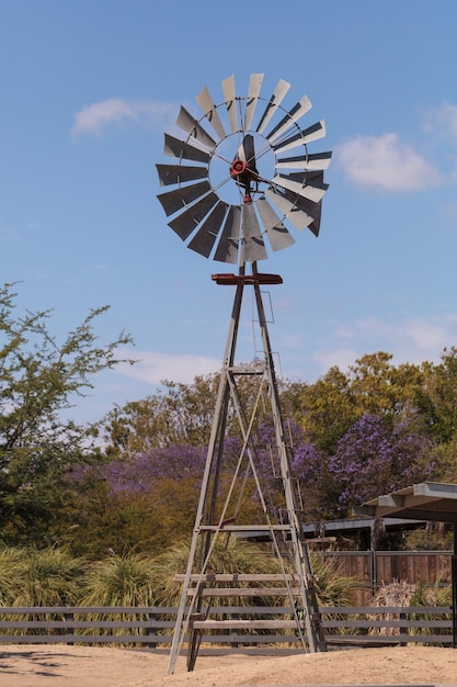 Foto vista de ángulo bajo del molino de viento tradicional contra el cielo