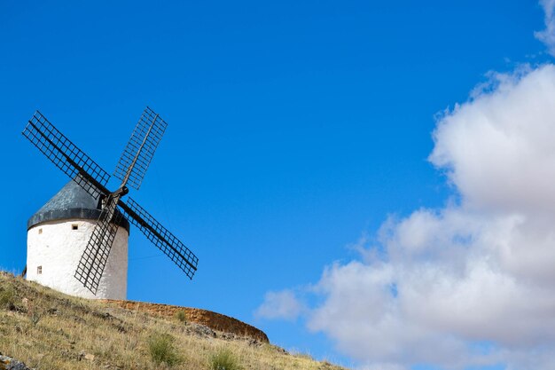 Vista de ángulo bajo del molino de viento tradicional contra el cielo.