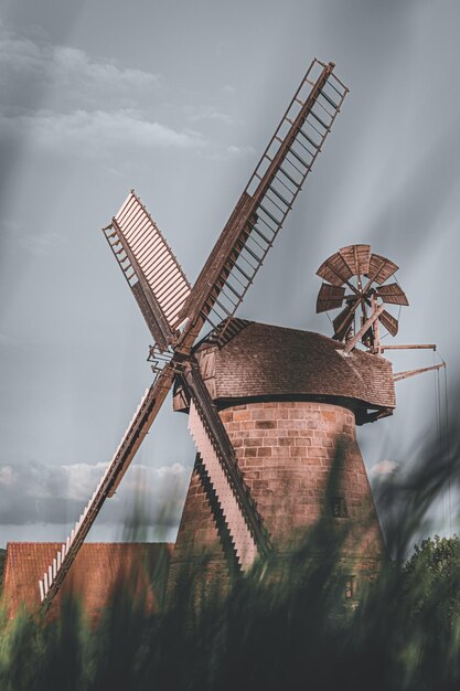 Foto vista de bajo ángulo del molino de viento tradicional contra el cielo