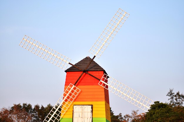 Foto vista de ángulo bajo del molino de viento tradicional contra el cielo