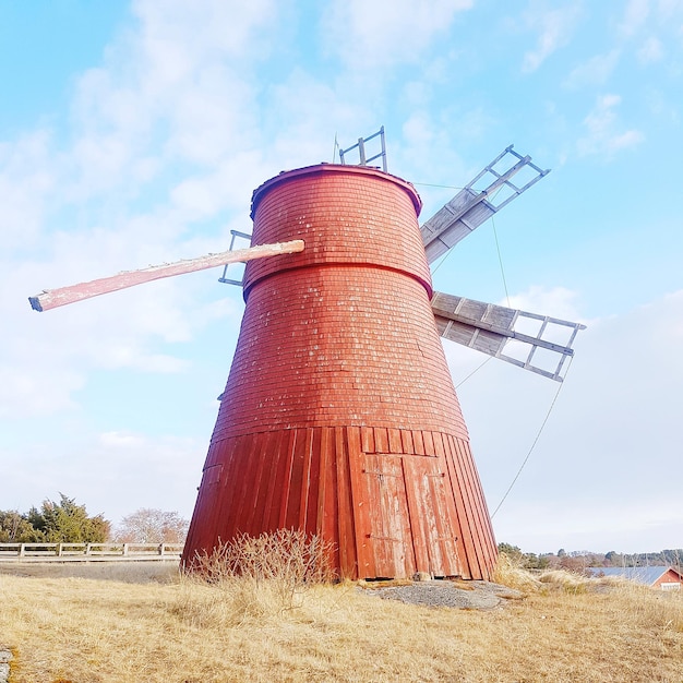 Foto vista de ángulo bajo del molino de viento tradicional contra el cielo