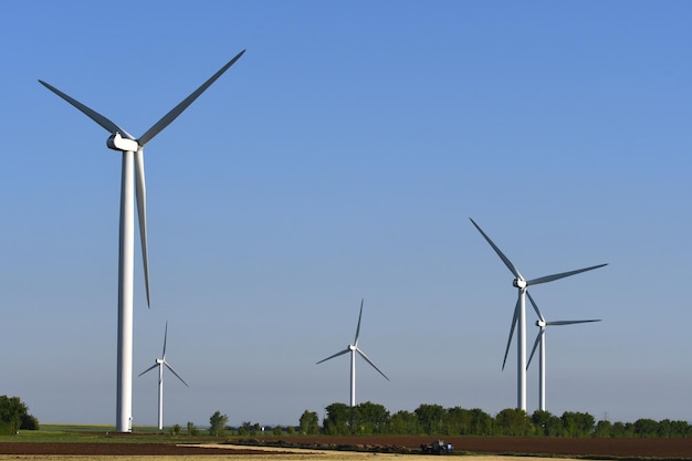 Vista de ángulo bajo de molinos de viento en el campo contra el cielo