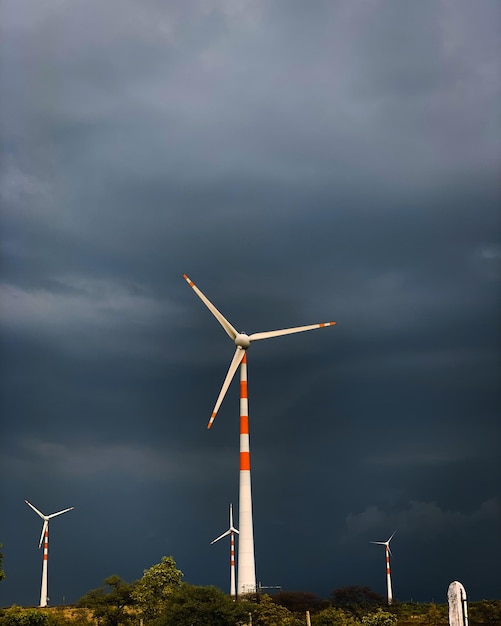 Vista en bajo ángulo de molinos de viento contra un cielo nublado