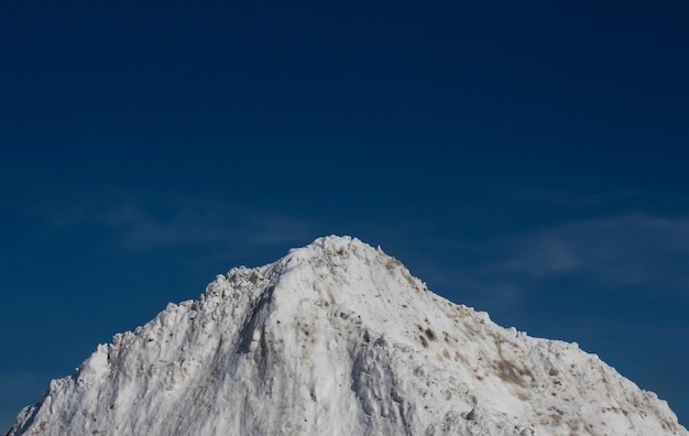 Foto vista en bajo ángulo de la montaña contra el cielo azul