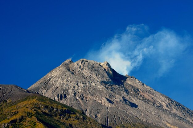 Foto vista en bajo ángulo de la montaña contra el cielo azul