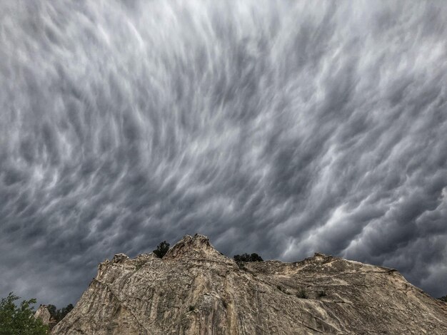 Foto vista de bajo ángulo de la montaña contra un cielo nublado