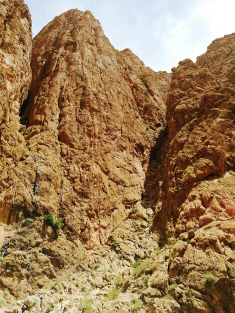 Foto vista en bajo ángulo de la montaña contra el cielo