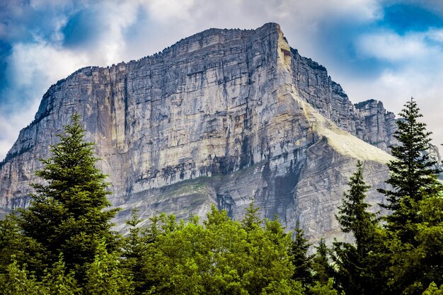 Foto vista en bajo ángulo de la montaña contra el cielo