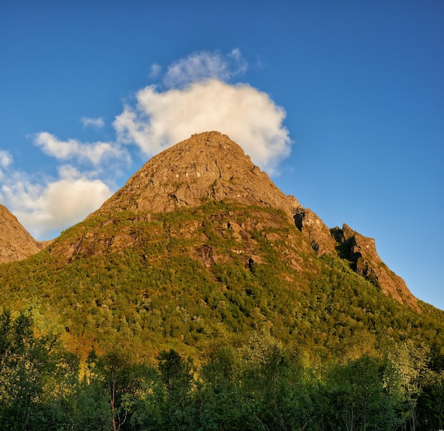 Foto vista en bajo ángulo de la montaña contra el cielo