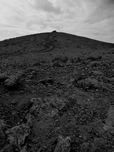 Foto vista en bajo ángulo de la montaña contra el cielo