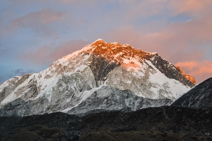 Foto vista de ángulo bajo de la montaña cubierta de nieve contra el cielo durante el invierno