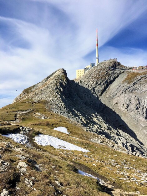 Foto vista de bajo ángulo de la montaña cubierta de nieve contra el cielo