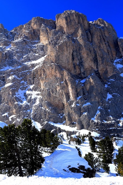 Foto vista de bajo ángulo de la montaña cubierta de nieve contra el cielo