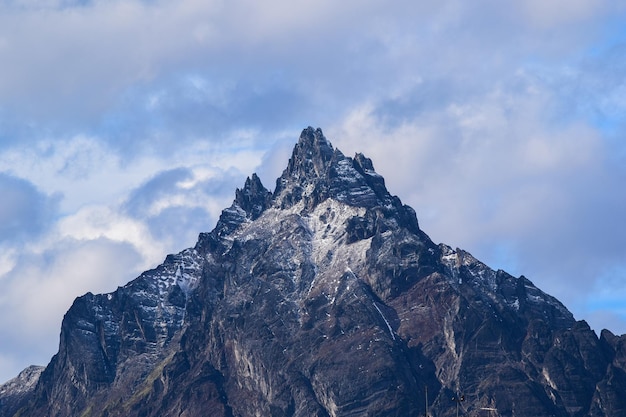 Foto vista de bajo ángulo de la montaña cubierta de nieve contra el cielo