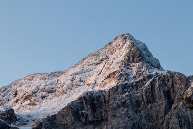 Foto vista de bajo ángulo de la montaña rocosa contra un cielo despejado