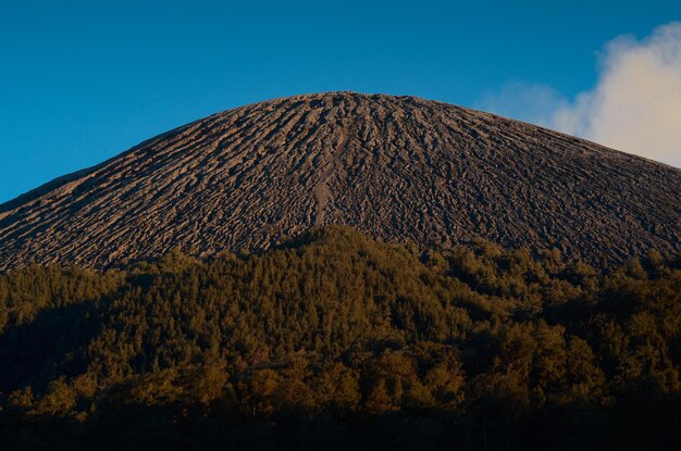 Foto vista de bajo ángulo de la montaña volcánica contra el cielo azul