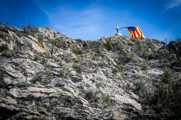 Vista de bajo ángulo de las montañas rocosas contra el cielo azul