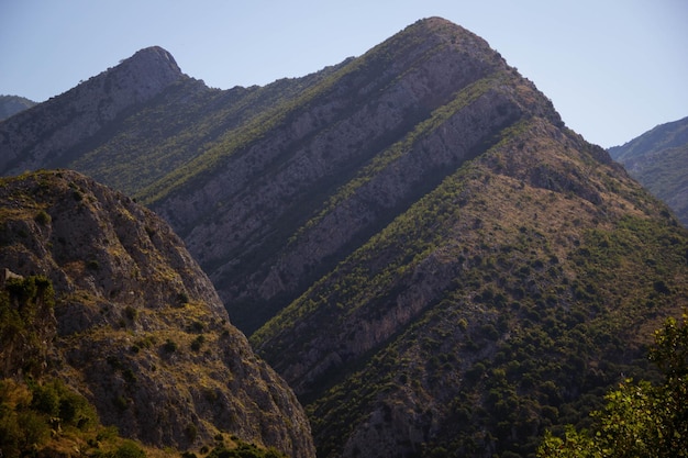 Vista en bajo ángulo de montañas rocosas contra un cielo despejado