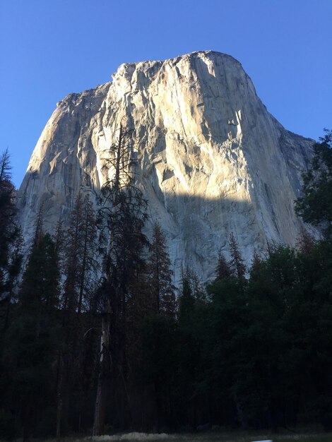 Foto vista en bajo ángulo de montañas rocosas contra un cielo despejado