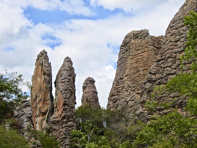 Foto vista en bajo ángulo de montañas rocosas contra el cielo